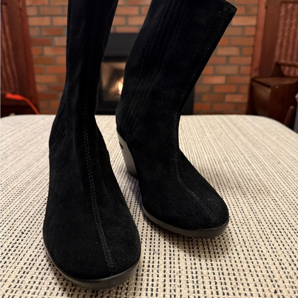 COLE HANN black suede boots. Wokens Size 9.5